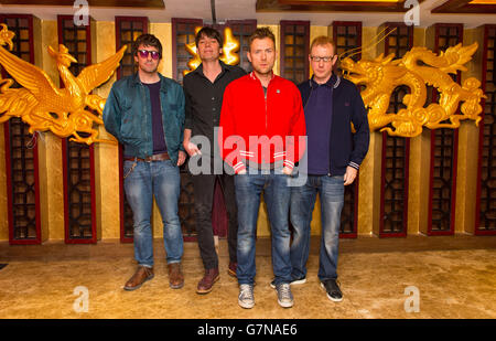 Blur (von links nach rechts) Graham Coxon, Alex James, Damon Albarn und Dave Rowntree, die als Headline-Band für Barclaycard angekündigt wurden, präsentieren den British Summer Time Hyde Park 2015 bei einer Fotozelle im Golden Phoenix Restaurant in Chinatown, London. Stockfoto