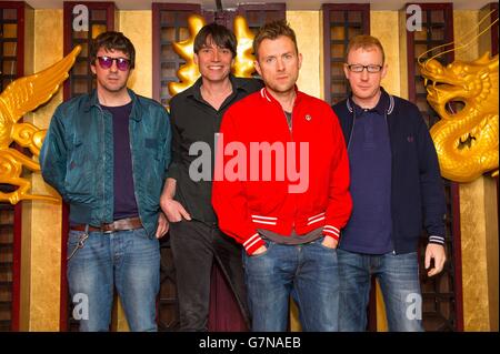 Blur (von links nach rechts) Graham Coxon, Alex James, Damon Albarn und Dave Rowntree, die als Headline-Band für Barclaycard angekündigt wurden, präsentieren den British Summer Time Hyde Park 2015 bei einer Fotozelle im Golden Phoenix Restaurant in Chinatown, London. Stockfoto