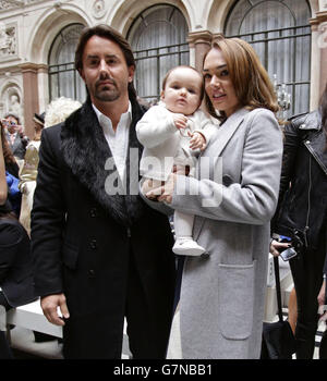 Tamara Ecclestone, ihr Mann Jay Rutland und ihr Baby Sophia bei der Julien Macdonald Herbst/Winter 2015 London Fashion Week Show, im Foreign and Commonwealth Office, London. Stockfoto