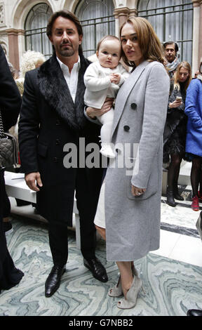 Tamara Ecclestone, ihr Mann Jay Rutland und ihr Baby Sophia bei der Julien Macdonald Herbst/Winter 2015 London Fashion Week Show, im Foreign and Commonwealth Office, London. Stockfoto