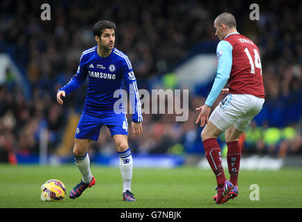 Chelsea's Cesc Fabregas (links) und Burnley's David Jones in Aktion während des Barclays Premier League Spiels in Stamford Bridge, London. Stockfoto