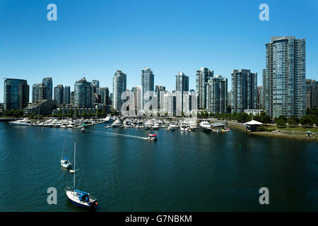 Skyline Stadtbild mit Blick auf False Creek und Yaletown befindet sich in Vancouver, British Columbia, Kanada. Stockfoto