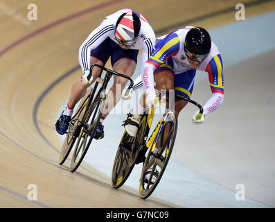 Der Großbritanniens Jason Kenny (links) wird im Sprint 1/16 Finale der Männer am vierten Tag der UCI-Bahn-Weltmeisterschaften im Velodrome National, Saint-Quentin-en-Yvelines, Frankreich, von Venezolas Hersony Canelon (rechts) auf die Linie geschlagen. Stockfoto