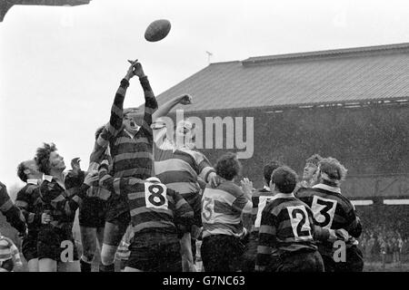 Rugby Union - National Club Knockout Cup - Finale - Gloucester gegen Moseley. Line-out-Aktion aus dem Finale Stockfoto