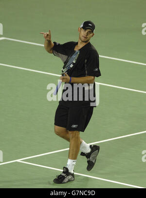 Tennis - Australian Open 2005 - zweite Runde der Herren. Andy Roddick aus den USA feiert seinen Sieg über Greg Rusedski aus Großbritannien Stockfoto