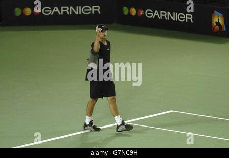 Tennis - Australian Open 2005 - zweite Runde der Herren. Andy Roddick aus den USA feiert seinen Sieg über Greg Rusedski aus Großbritannien Stockfoto