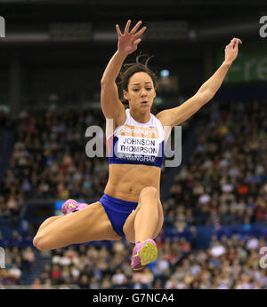 Katarina Johnson-Thompson auf dem Weg zum Sieg im Weitsprung der Frauen beim Sainsbury's Indoor Grand Prix in der Barclaycard Arena in Birmingham. Stockfoto