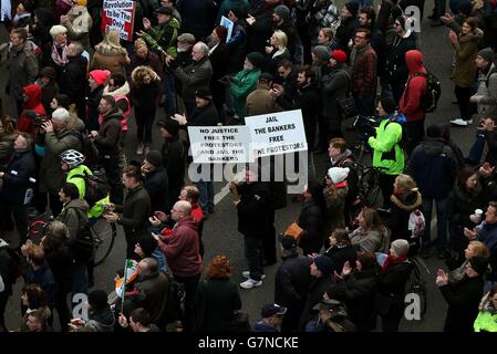 Demonstranten versammeln sich vor der Zentralbank in Dublin zu einem protestmarsch zum Mountjoy Gefängnis wegen der Inhaftierung von fünf Demonstranten, die wegen Wasseranklagen inhaftiert sind. Stockfoto