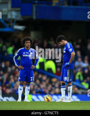 Chelsea's Diego Costa (rechts) und Willian sehen niedergeschlagen aus, nachdem Burnley beim Barclays Premier League Spiel in Stamford Bridge, London, ihr erstes Tor erzielt hat. DRÜCKEN Sie VERBANDSFOTO. Bilddatum: Samstag, 21. Februar 2015. Siehe PA Geschichte FUSSBALL Chelsea. Bildnachweis sollte lauten: Nick Potts/PA Wire. Stockfoto