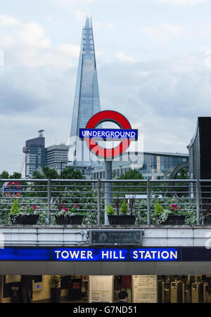 Eingang zur Tower Hill U-Bahnstation mit TFL-Rundgang und dem Shard-Wolkenkratzer im Hintergrund Stockfoto