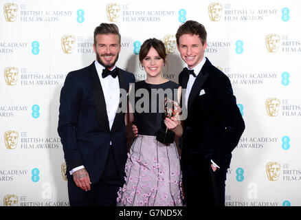 Eddie Redmayne und Felicity Jones zusammen mit Moderator David Beckham (links) mit dem Outstanding British Film Award for the Theory of Everything bei den EE British Academy Film Awards im Royal Opera House, Bow Street in London. DRÜCKEN Sie VERBANDSFOTO. Bilddatum: Sonntag, 8. Februar 2015. Siehe PA Geschichte SHOWBIZ BAFTA. Bildnachweis sollte lauten: Dominic Lipinski/PA Wire Stockfoto