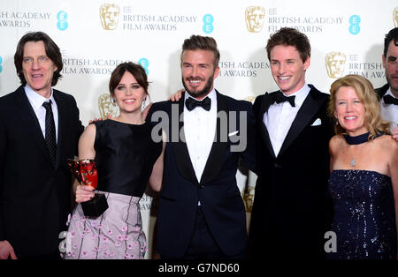 Eddie Redmayne (rechts) und Felicity Jones zusammen mit Moderator David Beckham (Mitte) mit dem Outstanding British Film Award for the Theory of Everything bei den EE British Academy Film Awards im Royal Opera House, Bow Street in London. DRÜCKEN Sie VERBANDSFOTO. Bilddatum: Sonntag, 8. Februar 2015. Siehe PA Geschichte SHOWBIZ BAFTA. Bildnachweis sollte lauten: Dominic Lipinski/PA Wire Stockfoto