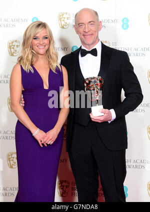 Reese Witherspoon mit dem besten Nebendarsteller Gewinner J.K. Simmons for Whiplash, bei den EE British Academy Film Awards im Royal Opera House, Bow Street in London. DRÜCKEN SIE VERBANDSFOTO. Bilddatum: Sonntag, 8. Februar 2015. Siehe PA Story SHOWBIZ BAFTA. Der Bildnachweis sollte lauten: Dominic Lipinski/PA Wire Stockfoto