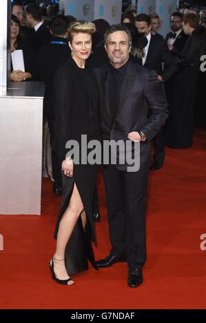 Mark Ruffalo und Sunrise Coigney bei der Ankunft bei den EE British Academy Film Awards 2015 im Royal Opera House, Bow Street, London. Stockfoto