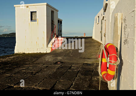 Rettungsring und Gebäude entlang der Süd-Mauer in die Bucht von Dublin, Irland Stockfoto