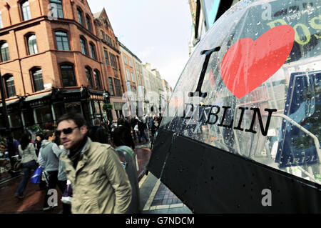 Ich liebe es in der Fußgängerzone Grafton Street im Stadtzentrum von Dublin Dublin Regenschirm Stockfoto