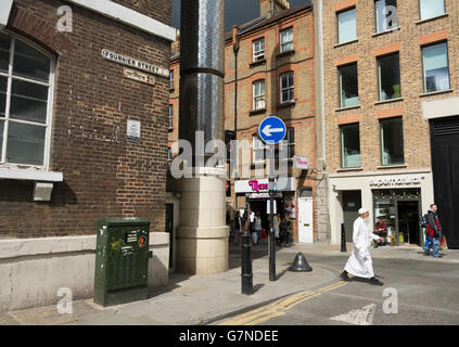 Ein älterer muslimischer Mann Wearimng geht eine Thawb vorbei ein Einweg-Schild auf der Brick Lane vor Jamme Masjid Moschee, London, UK Stockfoto