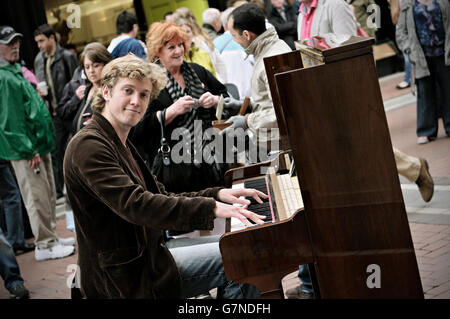 Junger Mann Klavierspiel in Grafton Street im Stadtzentrum von Dublin, Irland Stockfoto