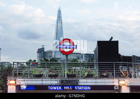 Eingang zur u-Bahnstation Tower Hill mit TFL Rondell und die Scherbe im Hintergrund Stockfoto