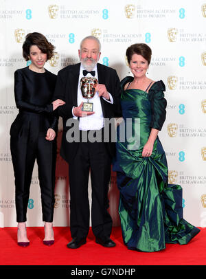 Mike Leigh mit dem Fellowship Award, zusammen mit Sally Hawkins und Imelda Staunton (rechts), bei den EE British Academy Film Awards im Royal Opera House, Bow Street in London. DRÜCKEN Sie VERBANDSFOTO. Bilddatum: Sonntag, 8. Februar 2015. Siehe PA Geschichte SHOWBIZ BAFTA. Bildnachweis sollte lauten: Dominic Lipinski/PA Wire Stockfoto