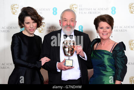 Mike Leigh mit dem Fellowship Award, zusammen mit Sally Hawkins und Imelda Staunton (rechts), bei den EE British Academy Film Awards im Royal Opera House, Bow Street in London. DRÜCKEN Sie VERBANDSFOTO. Bilddatum: Sonntag, 8. Februar 2015. Siehe PA Geschichte SHOWBIZ BAFTA. Bildnachweis sollte lauten: Dominic Lipinski/PA Wire Stockfoto