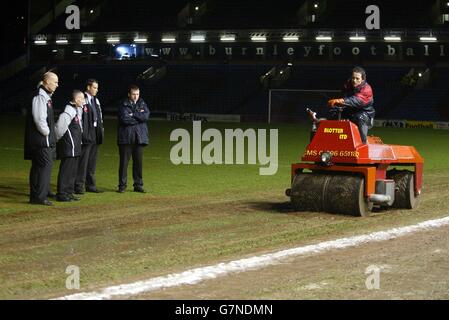 Schiedsrichter Mark Clattenburg inspiziert den Platz vor dem Spiel Zwischen Burnley und Liverpool Stockfoto