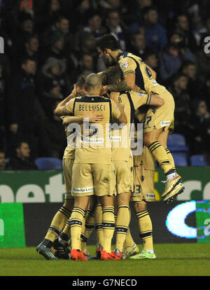 Fußball - Sky Bet Championship - Reading gegen Leeds United - Madejski Stadium. Spieler von Leeds United feiern ihr Eröffnungziel Stockfoto