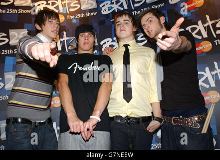 Start DER BRIT Awards 2005 Nominierungen - Park Lane Hotel. Die Popgruppe McFly backstage. Stockfoto