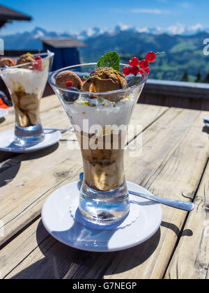 Iced Coffee Eisbecher im Freien serviert, in den Schweizer Alpen. Mokka-Eis mit Kaffee, Kaffee Sirup und Sahne. Stockfoto
