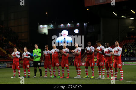 Fußball - Sky Bet League Championship - Charlton Athletic gegen Norwich City - The Valley. Die Spieler von Charlton Athletic beobachten den Minutenapplaus in Erinnerung an Bob Snow Stockfoto