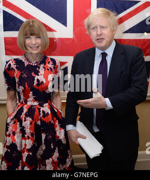 Der Bürgermeister von London, Boris Johnson, trifft die amerikanische Vogue-Redakteurin Anna Wintour bei einem Empfang und Abendessen in New York, veranstaltet vom British Fashion Council, um das kreative Talent zu feiern, das New York und Großbritannien im Vorfeld der New Yorker Modewoche in der nächsten Woche gemeinsam haben. Stockfoto