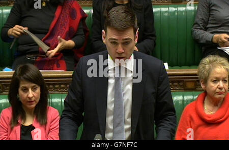 Der Schatten-Gesundheitsminister Andy Burnham spricht im Unterhaus mit MPS nach der Veröffentlichung des Berichts von Sir Robert Francis QC über Whistleblowing durch NHS-Mitarbeiter. Stockfoto