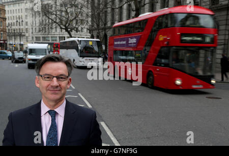 NUR REDAKTIONELLE VERWENDUNG Mike Hawes, CEO von SMMT (The Society of Motor Manufacturers and Traders), bei seiner ersten Debatte über den Beitrag von Nutzfahrzeugen zur Verbesserung der Luftqualität im Zentrum von London. Stockfoto