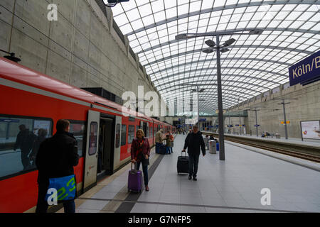 Köln / Bonn Flughafen Bahnhof mit s-Bahn von der DB, Köln, Köln, Nordrhein-Westfalen, Nordrhein-Westphali Stockfoto