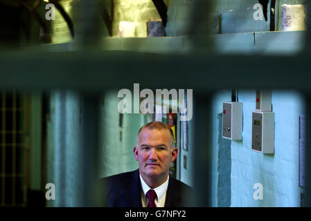 Cheif Inspector of Prisons Report - HM Prison Chelmsford. Gouverneur Steve Rodford steht auf Einem Flügel. Stockfoto