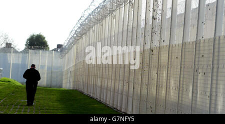 Cheif Inspector of Prisons Report - HM Prison Chelmsford. Ein Wachmann patrouilliert die Grenze. Stockfoto