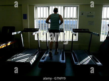 Cheif Inspector of Prisons Report - HM Prison Chelmsford. Der Insasse Peter Garrett benutzt die laufende Maschine. Stockfoto