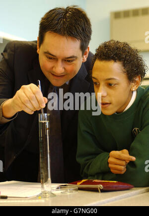 Der Minister für Schulstandards, Stephen Twigg, schließt sich der Schülerin Ashley Regis (16) an, die an der Oaklands Secondary School mit einem Styro-Zellperlen im Wasser die Endgeschwindigkeit messen konnte. Stockfoto