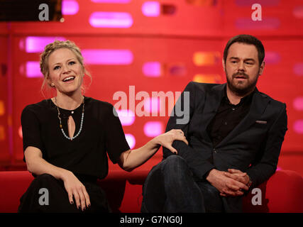 Die Gäste Kellie Bright und Danny Dyer während der Dreharbeiten zu einer besonderen Episode der Graham Norton Show zur Feier von 30 Jahre EastEnders in den London Studios im Süden Londons, die am Montag, 16. Februar, ausgestrahlt wird. Stockfoto