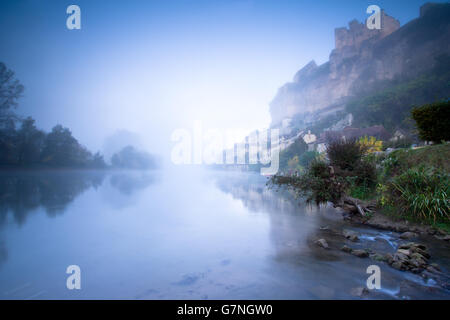 Schloss Beynac in den frühen Morgen Nebel Dordogne Frankreich Stockfoto