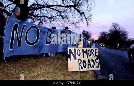 Owen Morton aus Südwales trifft sich mit Anwohnern und Unterstützern der South Bedfordshire Friends of the Earth entlang der B4032 Soulbury Road in Linslade, Buckinghamshire, um gegen den Bau des Bypasses von Stoke Hammond nach Linslade zu protestieren. Stockfoto