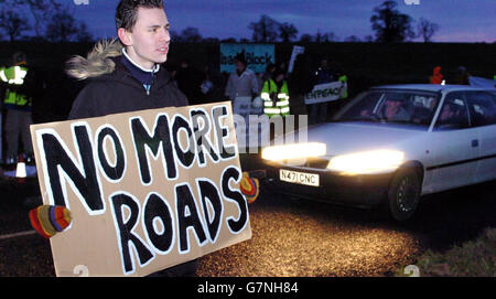 Anwohner und South Bedfordshire Freunde der Erde Unterstützer entlang der B4032 Soulbury Road in Linslade, Buckinghamshire, um gegen den Bau des Stoke Hammond to Linslade Bypass zu protestieren. Stockfoto