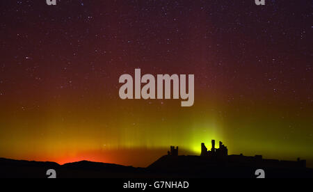 Die aurora borealis, oder die Nordlichter, wie sie gemeinhin in Dunstanburgh Castle in Northumberland bekannt sind. Stockfoto