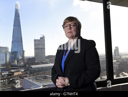 Portraits des Leiters der Staatsanwaltschaft. Die Leiterin der Staatsanwaltschaft, Alison Saunders, posiert in ihrem Büro in London für ein Foto. Stockfoto