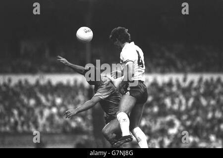 Fußball - Barclays League Division One - Tottenham Hotspur gegen Newcastle United - White Hart Lane. Richard Gough (r) von Tottenham Hotspur und Paul Gascoigne von Newcastle United zielen auf den Ball. Stockfoto