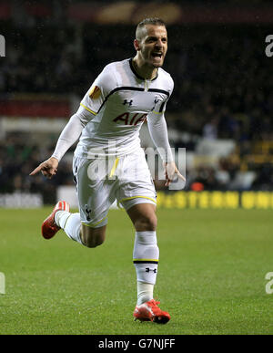 Fußball - UEFA Europa League - Runde 32 - Erstes Bein - Tottenham Hotspur gegen Fiorentina - Weiße Hart Lane. Roberto Soldado von Tottenham Hotspur erzielt beim Spiel der UEFA Europa League in der White Hart Lane, London, das erste Tor des Spiels seiner Mannschaft. Stockfoto