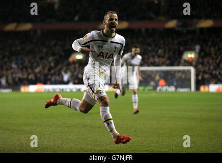 Roberto Soldado von Tottenham Hotspur erzielt beim Spiel der UEFA Europa League in der White Hart Lane, London, das erste Tor des Spiels seiner Mannschaft. Stockfoto