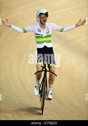 Die Australier Melissa Hoskins feiert am 19. Februar 2015 ihren Sieg im Finale der Damen-Mannschaftsverfolgung am zweiten Tag der UCI-Bahn-Weltmeisterschaften im Velodrome National, Saint-Quentin-en-Yvelines, Frankreich. Stockfoto