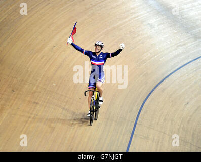 Francois Pervis feiert sein Gold im Männer-Keirin-Finale am zweiten Tag der UCI-Bahn-Weltmeisterschaften im Velodrome National, Saint-Quentin-en-Yvelines, Frankreich, am 19. Februar 2015. Stockfoto