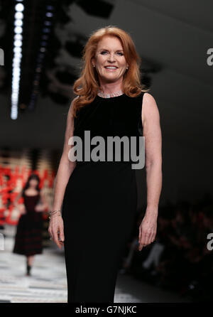 Sarah, Herzogin von York auf dem Laufsteg während der Fashion for Relief eine Charity-Modenschau von Naomi Campbell für die Ebola-Krise in Afrika im Somerset House, London. Stockfoto